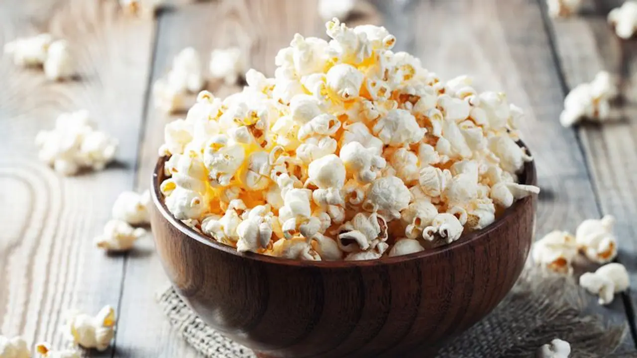 Big News: सिनेमा हॉल में महंगे पॉपकार्न समोसा या ड्रिंक बेचा जाता रहेगा, थिएटर लागू कर सकता है अपना नियम