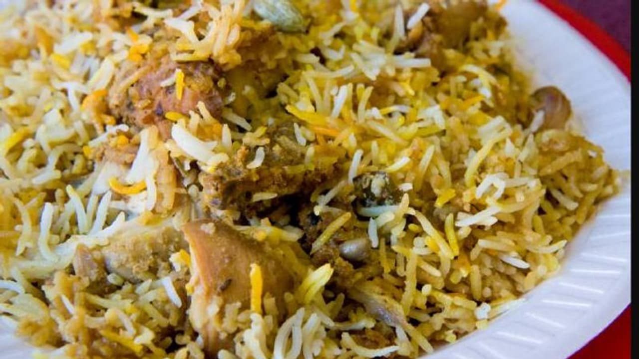 Hyderabad Floods: వరదల మహత్మ్యం.. బిర్యానీ సెల్ఫ్ డెలివరీ..!