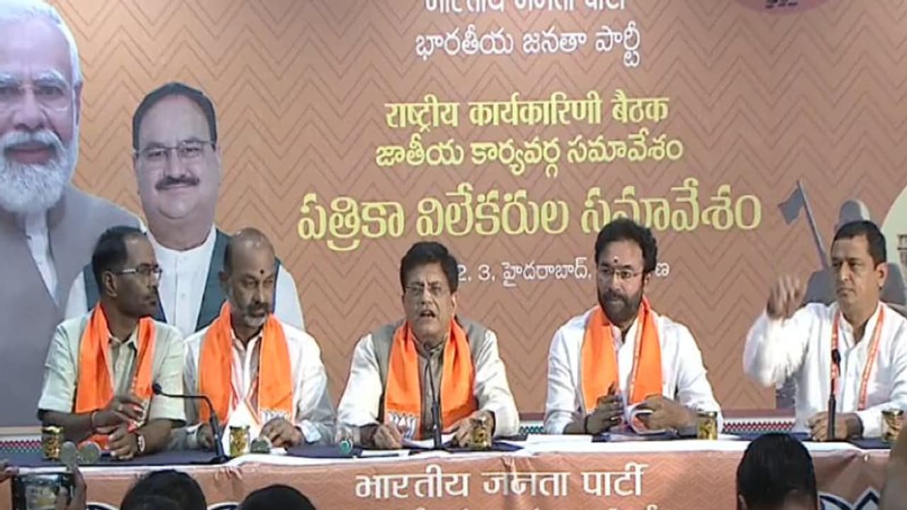 తెలంగాణలో ప్రజల కష్టాలు పెరిగాయి.. టీఆర్ఎస్ నుంచి అవినీతి నేర్చుకోవాలా?: కేంద్ర మంత్రులు ఫైర్ తెలంగాణలో ప్రజల కష్టాలు పెరిగాయి.. టీఆర్ఎస్ నుంచి అవినీతి నేర్చుకోవాలా?: కేంద్ర మంత్రులు ఫైర్