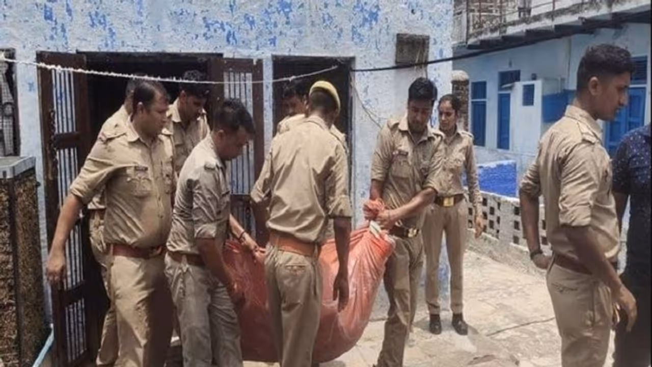 आगरा: घर में खून से लथपथ मिला गल्ला व्यापारी और पत्नी का शव, लूटपाट की भी आशंका आगरा: घर में खून से लथपथ मिला गल्ला व्यापारी और पत्नी का शव, लूटपाट की भी आशंका