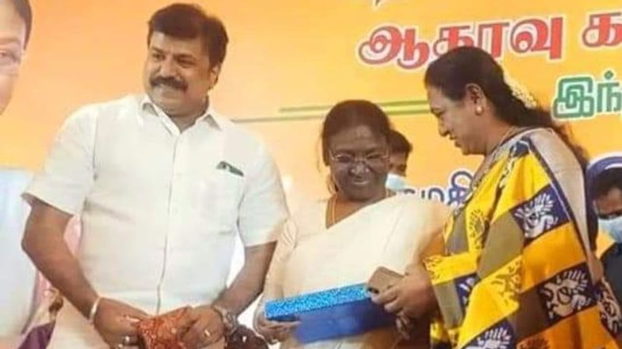 செம ட்விஸ்ட்.! திரெளபதிக்கு ஓட்டு போடும் பிரேமலதா & சுதீஷ்.. எந்த பதவியிலும் இல்லையே எப்படி? செம ட்விஸ்ட்.! திரெளபதிக்கு ஓட்டு போடும் பிரேமலதா & சுதீஷ்.. எந்த பதவியிலும் இல்லையே எப்படி?