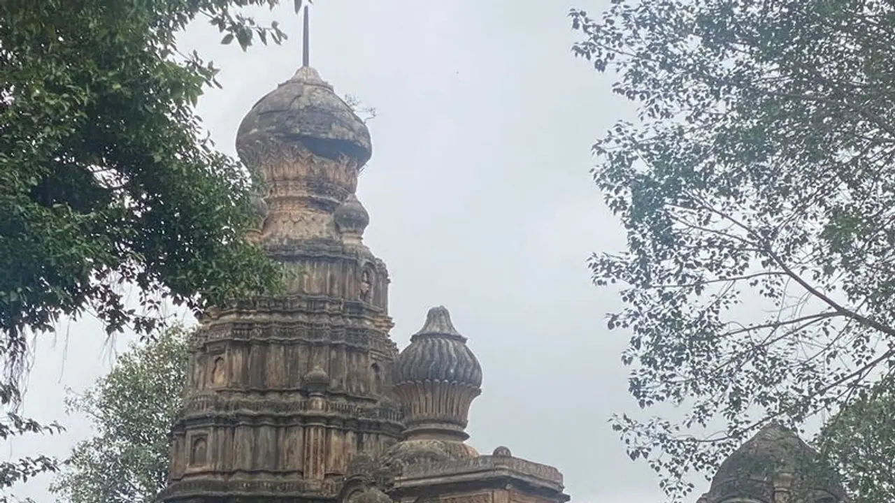खडंहर में तब्दील हुई महान मराठा रानियों की विरासत, ताराबाई यशोबाई समाधि स्थलों को एनएमए अध्यक्ष ने किया दौरा