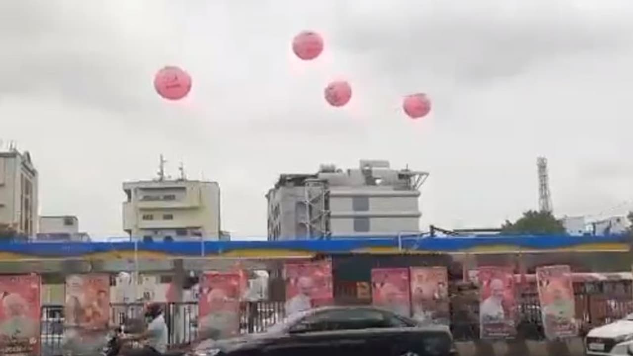 ಕೇಸರಿ ಕಲರವಕ್ಕೆ ಕೆರಳಿದ ತೆಲಂಗಾಣ TRS, ಮೋದಿ ಕಾರ್ಯಕ್ರಮದ ಹೊರಭಾಗದಲ್ಲಿ ಜೈ ಕೆಸಿಆರ್ ಬಲೂನ್! ಕೇಸರಿ ಕಲರವಕ್ಕೆ ಕೆರಳಿದ ತೆಲಂಗಾಣ TRS, ಮೋದಿ ಕಾರ್ಯಕ್ರಮದ ಹೊರಭಾಗದಲ್ಲಿ ಜೈ ಕೆಸಿಆರ್ ಬಲೂನ್!