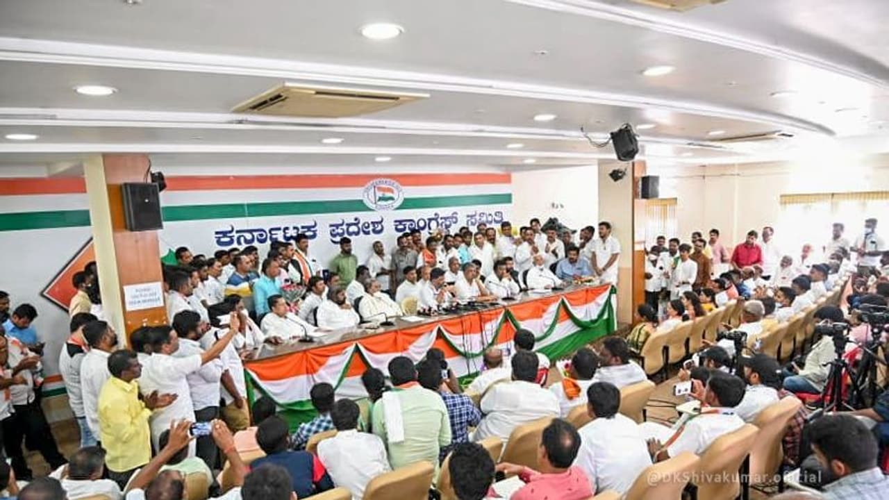 ರಾಜಿ ಪಂಚಾಯ್ತಿ ಯಶಸ್ವಿ, ಪುತ್ರನೊಂದಿಗೆ ಹಿರಿಯ ನಾಯಕ ವಾಪಸ್ ಕಾಂಗ್ರೆಸ್ ಸೇರ್ಪಡೆ ರಾಜಿ ಪಂಚಾಯ್ತಿ ಯಶಸ್ವಿ, ಪುತ್ರನೊಂದಿಗೆ ಹಿರಿಯ ನಾಯಕ ವಾಪಸ್ ಕಾಂಗ್ರೆಸ್ ಸೇರ್ಪಡೆ