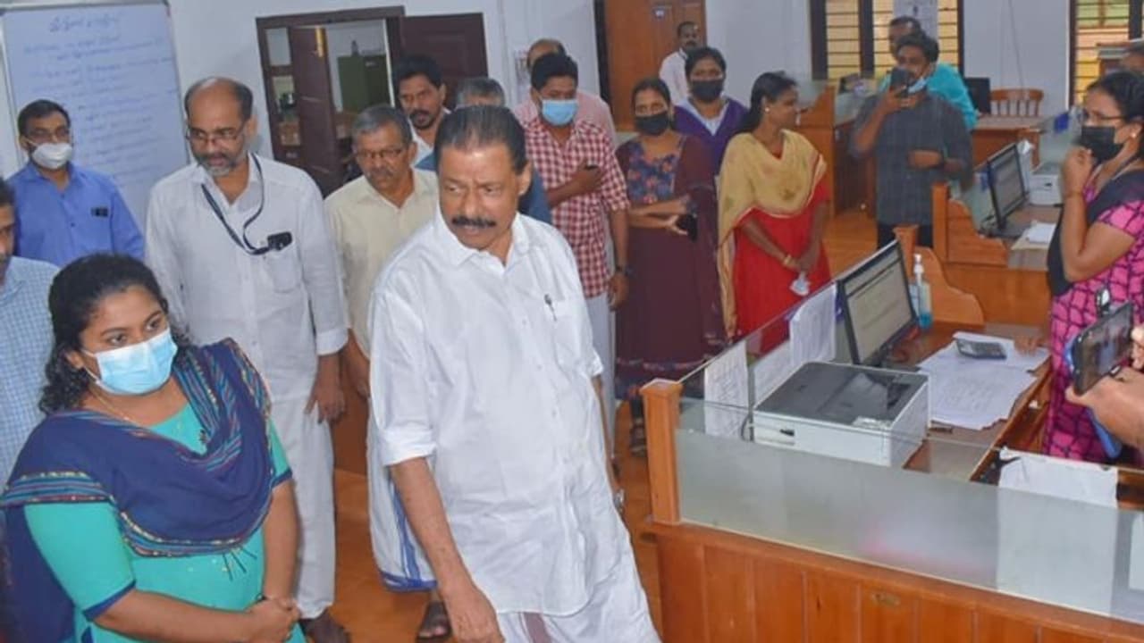 അവധി ദിനത്തിലും പണിയെടുത്ത് ഉദ്യോഗസ്ഥർ, അഭിനന്ദനമറിയിക്കാൻ മന്ത്രി ഓഫീസിൽ എത്തി അവധി ദിനത്തിലും പണിയെടുത്ത് ഉദ്യോഗസ്ഥർ, അഭിനന്ദനമറിയിക്കാൻ മന്ത്രി ഓഫീസിൽ എത്തി