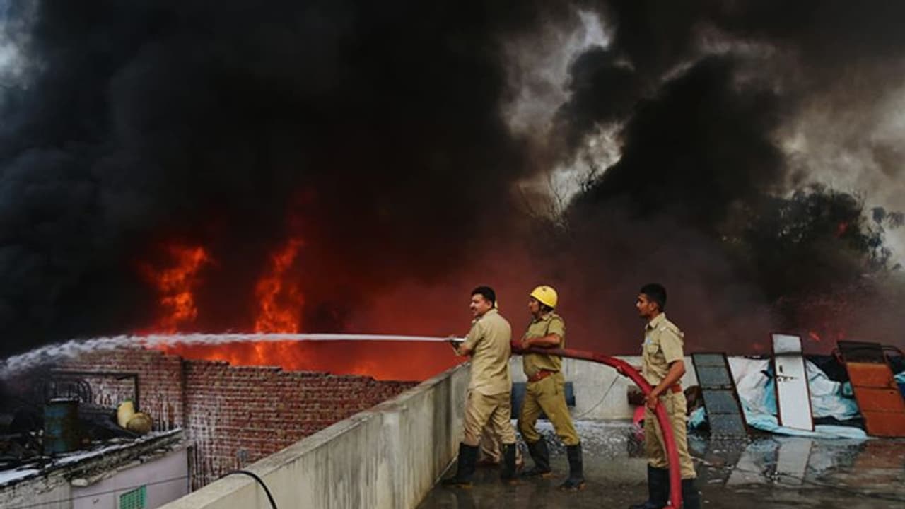 केमिकल फैक्टी में भयंकर आग से थर्राया जयपुर, 15 गाड़ियों ने लगाए 100 फेरे...लपटों को देख चीखते रहे लोग केमिकल फैक्टी में भयंकर आग से थर्राया जयपुर, 15 गाड़ियों ने लगाए 100 फेरे...लपटों को देख चीखते रहे लोग