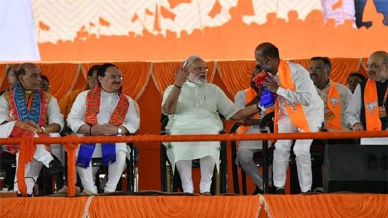 Vijaya Sankalpa Sabha: బండి సంజయ్ ఏర్పాట్లు సూపర్... భుజం తట్టి అభినందించిన మోడీ..! Vijaya Sankalpa Sabha: బండి సంజయ్ ఏర్పాట్లు సూపర్... భుజం తట్టి అభినందించిన మోడీ..!