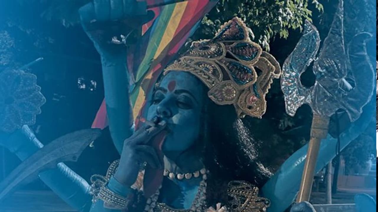 'Kaali' के मुंह में सिगरेट, हाथ में दिखाया LGBT का झंडा, भड़के लोग बोले क्या सरकार सब्र का इम्तिहान ले रही? 'Kaali' के मुंह में सिगरेट, हाथ में दिखाया LGBT का झंडा, भड़के लोग बोले क्या सरकार सब्र का इम्तिहान ले रही?
