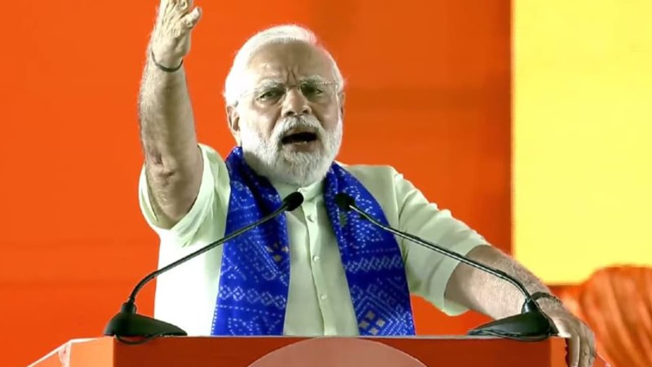 తెలంగాణలో ఎజెండా మార్చిన బీజేపీ: అభివృద్ది మంత్రంతో కేసీఆర్ను టార్గెట్ చేసిన మోదీ.. ఆ మాట లేకుండానే.. తెలంగాణలో ఎజెండా మార్చిన బీజేపీ: అభివృద్ది మంత్రంతో కేసీఆర్ను టార్గెట్ చేసిన మోదీ.. ఆ మాట లేకుండానే..