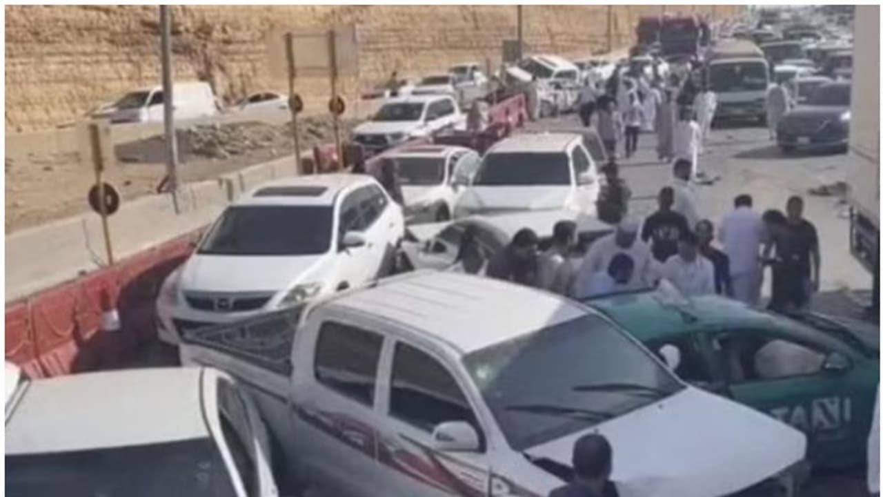 അല്‍ഖിദിയ റോഡില്‍ അപകടം; അഞ്ചു പേര്‍ക്ക് പരിക്കേറ്റു