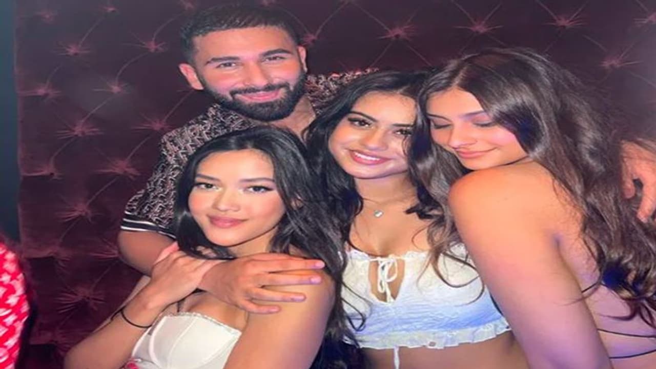 সাদা ক্রপ টপে উন্মুক্ত বক্ষ বিভাজিকা, নাইসা দেবগনের নতুন ছবিতে যৌবন উপচে পড়ছে সাদা ক্রপ টপে উন্মুক্ত বক্ষ বিভাজিকা, নাইসা দেবগনের নতুন ছবিতে যৌবন উপচে পড়ছে