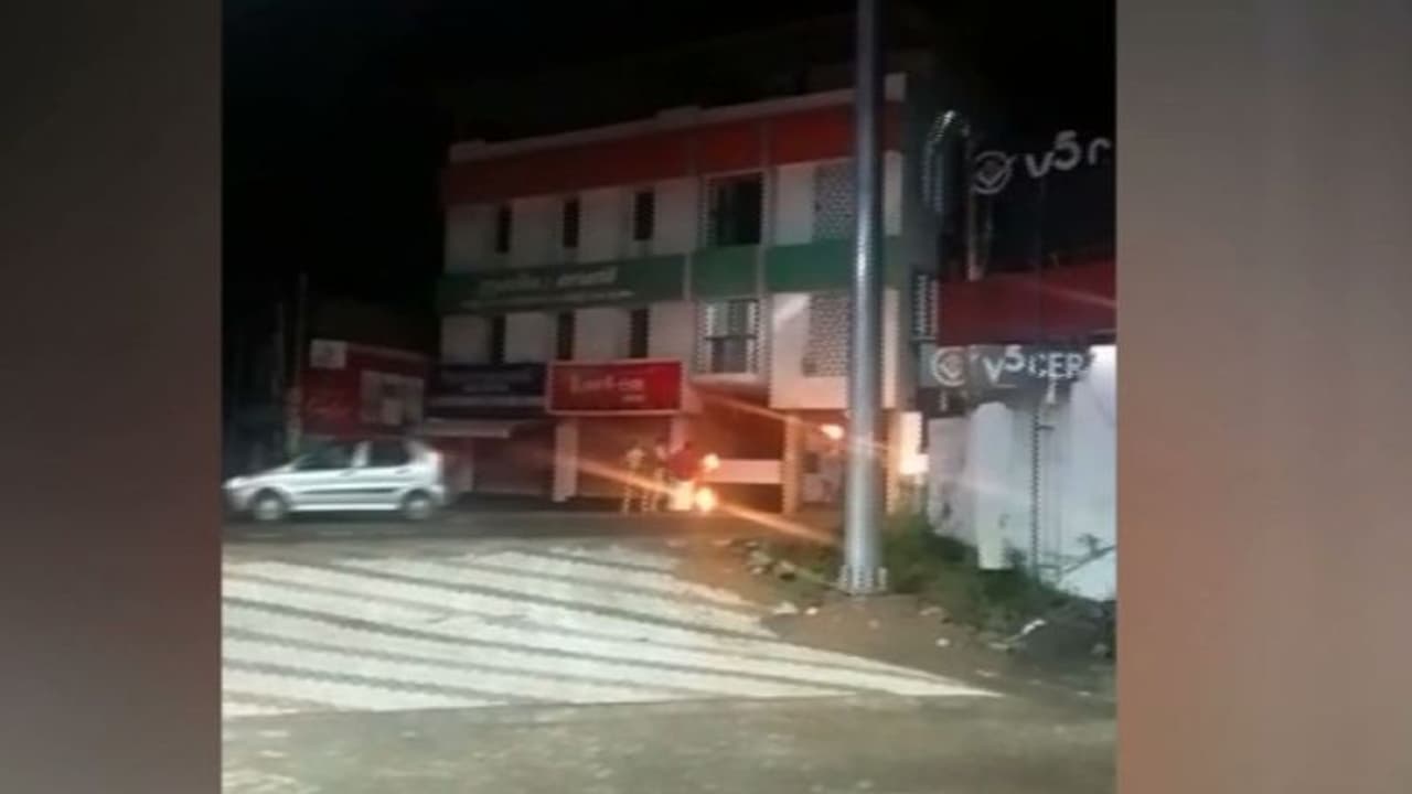 കോട്ടയം ഡിസിസി ഓഫിസ് ആക്രമണം, അറസ്റ്റ് വൈകുന്നു, പ്രതികള്ക്ക് പൊലീസ് സംരക്ഷണമെന്ന് കോണ്ഗ്രസ് കോട്ടയം ഡിസിസി ഓഫിസ് ആക്രമണം, അറസ്റ്റ് വൈകുന്നു, പ്രതികള്ക്ക് പൊലീസ് സംരക്ഷണമെന്ന് കോണ്ഗ്രസ്