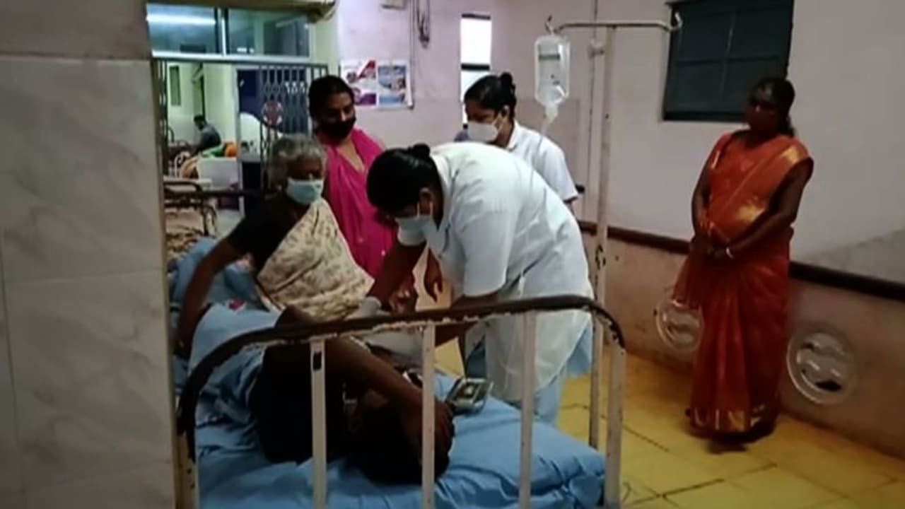 ചുമയുടെ മരുന്നിന് പകരം തറ തുടയ്ക്കുന്ന ലോഷൻ നൽകിയെന്ന് പരാതി, കുട്ടി ആശുപത്രിയിൽ; നിഷേധിച്ച് അധികൃതർ