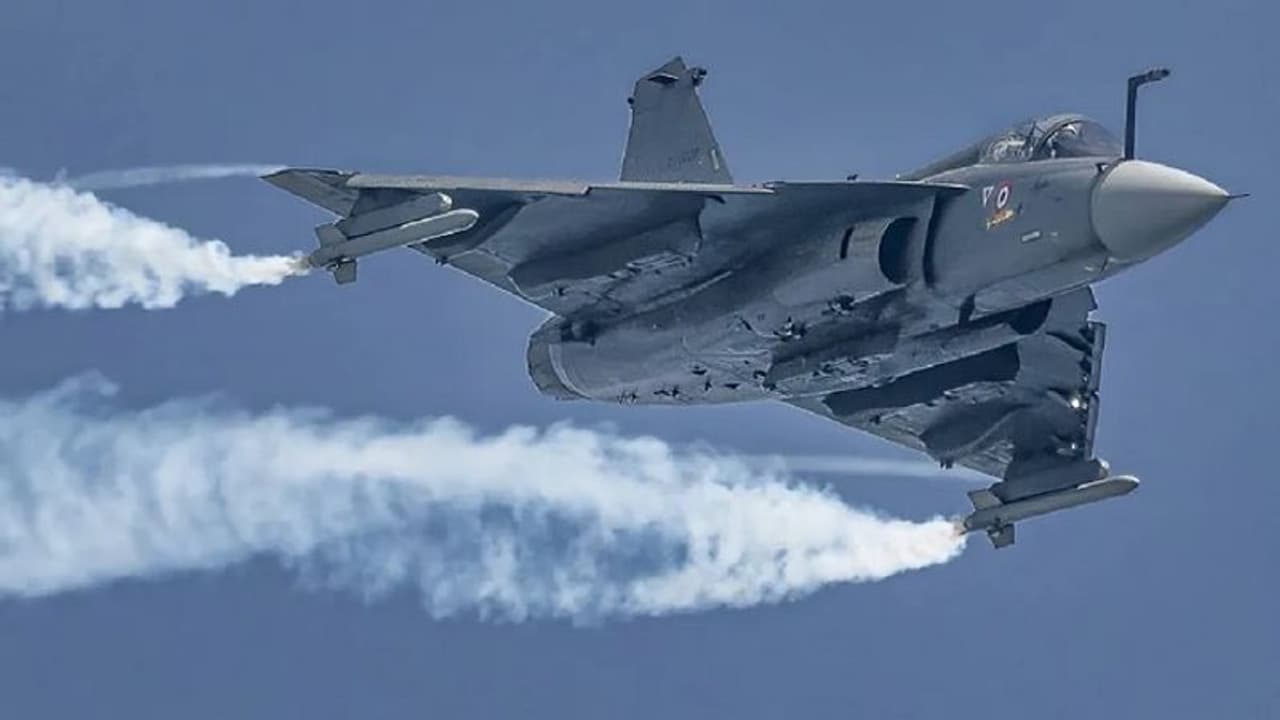 भारत से लड़ाकू विमान तेजस खरीदने की दिशा में बढ़ रहा मलेशिया, चीन और रूस के इन विमानों से है टक्कर