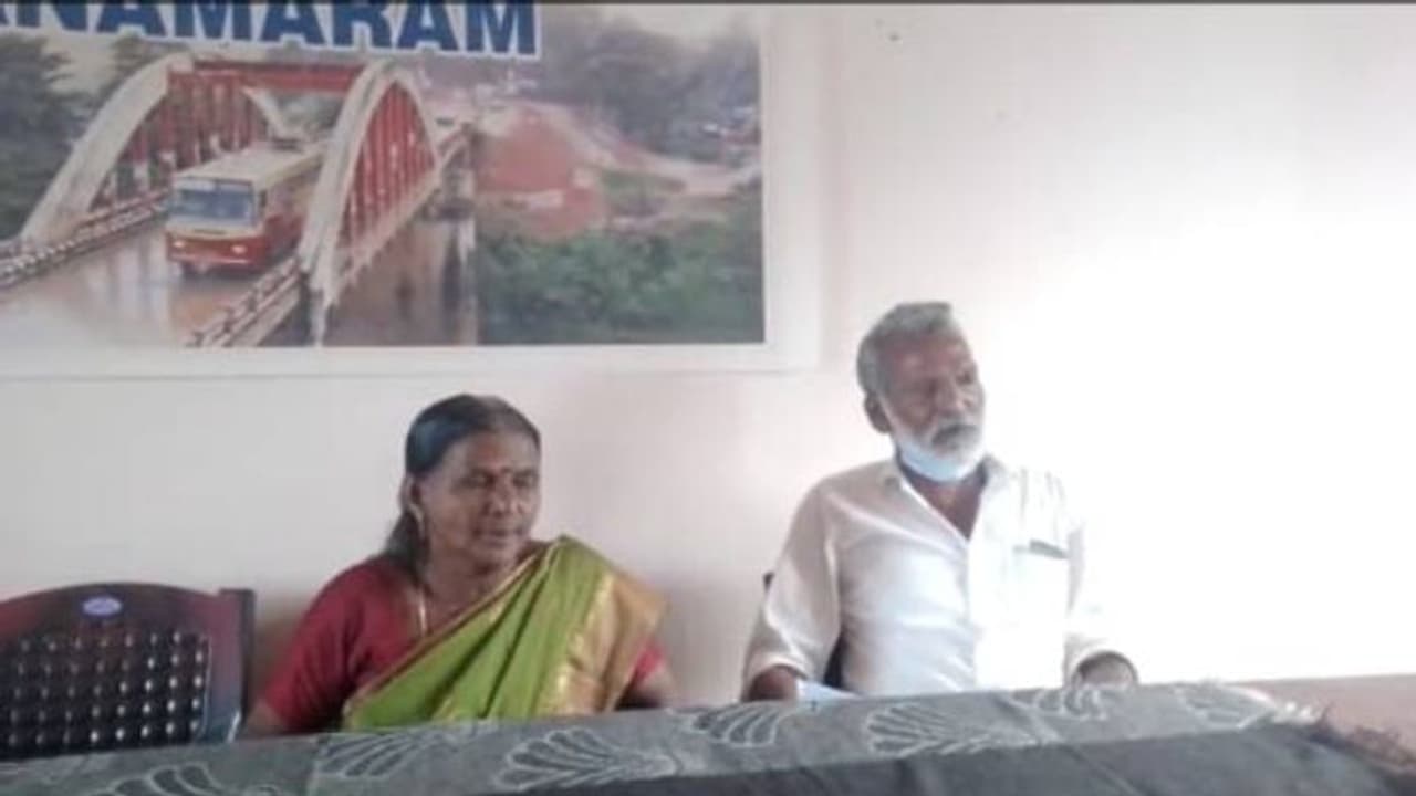 പൊലീസിനെ കൈയേറ്റം ചെയ്ത സംഭവം; മക്കളെ കള്ളക്കേസിൽ കുടുക്കിയെന്ന് രക്ഷിതാക്കൾ പൊലീസിനെ കൈയേറ്റം ചെയ്ത സംഭവം; മക്കളെ കള്ളക്കേസിൽ കുടുക്കിയെന്ന് രക്ഷിതാക്കൾ