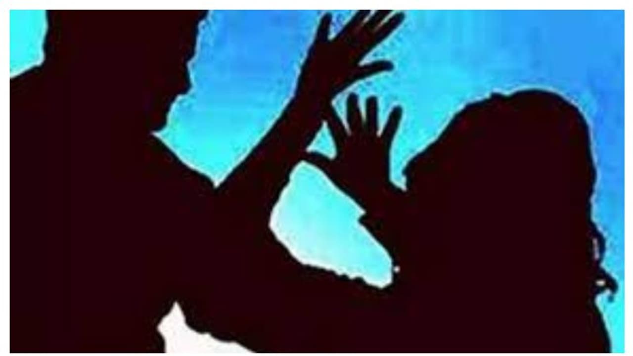 കോഴിക്കോട്ട് ട്രാൻസ്ജെൻഡറിന് നേരെ ആക്രമണം; മുളക് പൊടിയെറിഞ്ഞു, മാലപൊട്ടിക്കാനും ശ്രമം കോഴിക്കോട്ട് ട്രാൻസ്ജെൻഡറിന് നേരെ ആക്രമണം; മുളക് പൊടിയെറിഞ്ഞു, മാലപൊട്ടിക്കാനും ശ്രമം