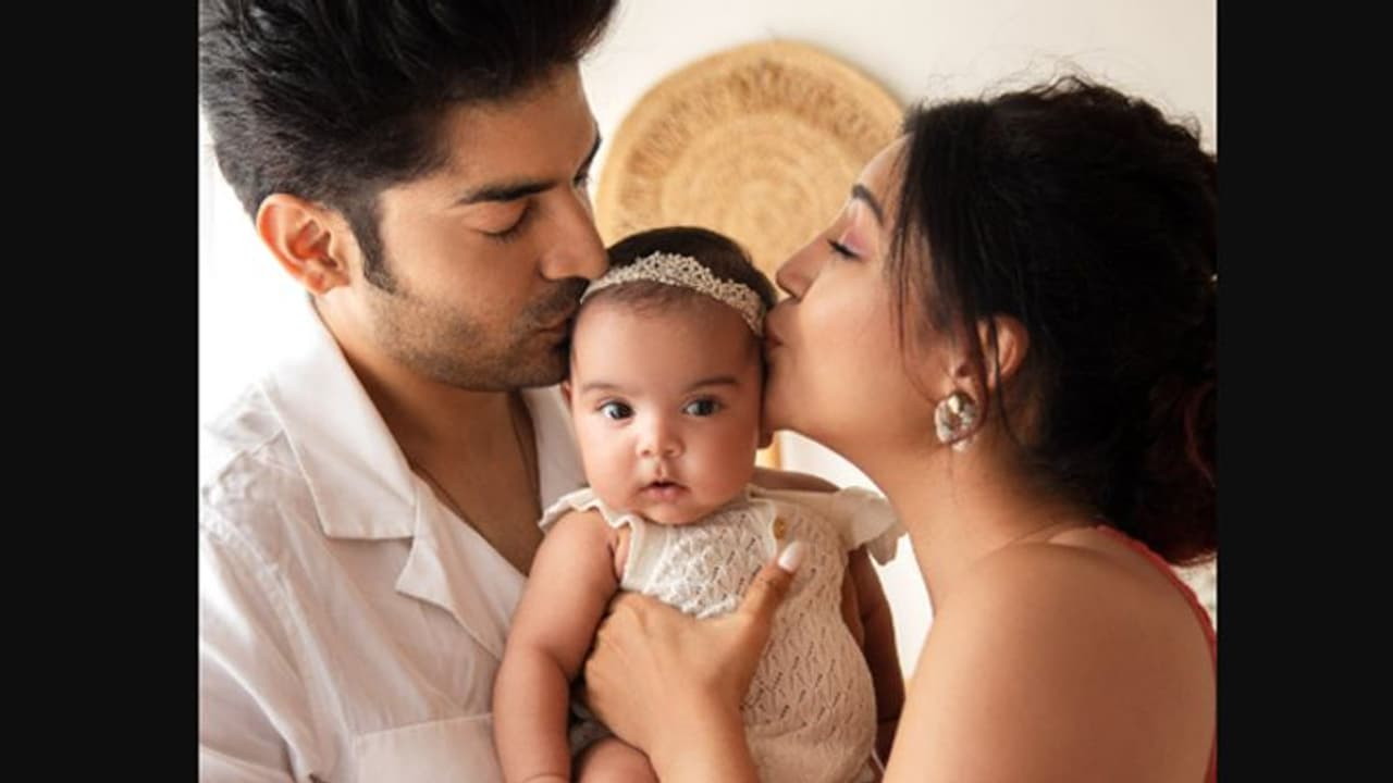 3 महीने की बेटी लियाना के अकाउंट से ही गुरमीत देबिना ने शेयर की उसकी पहली तस्वीर, फैंस ने लुटाया प्यार 3 महीने की बेटी लियाना के अकाउंट से ही गुरमीत देबिना ने शेयर की उसकी पहली तस्वीर, फैंस ने लुटाया प्यार