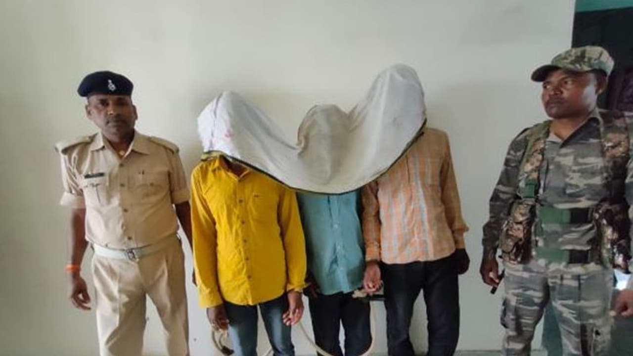 झारखंड में 3 हार्डकोर नक्सली अरेस्ट, नगदी के साथ बरामद हुए कई जरूरी डॉक्यूमेंट झारखंड में 3 हार्डकोर नक्सली अरेस्ट, नगदी के साथ बरामद हुए कई जरूरी डॉक्यूमेंट