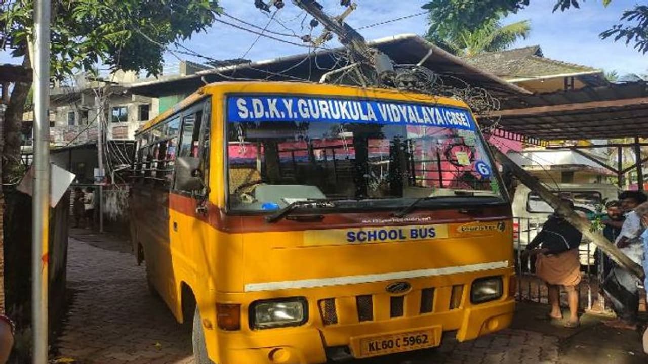 കൊച്ചിയിൽ സ്കൂൾ ബസിന് മുകളിലേക്ക് വൈദ്യുതി പോസ്റ്റ് പൊട്ടിവീണു, വാഹനത്തിൽ ഉണ്ടായിരുന്നത് എട്ട് കുട്ടികൾ കൊച്ചിയിൽ സ്കൂൾ ബസിന് മുകളിലേക്ക് വൈദ്യുതി പോസ്റ്റ് പൊട്ടിവീണു, വാഹനത്തിൽ ഉണ്ടായിരുന്നത് എട്ട് കുട്ടികൾ