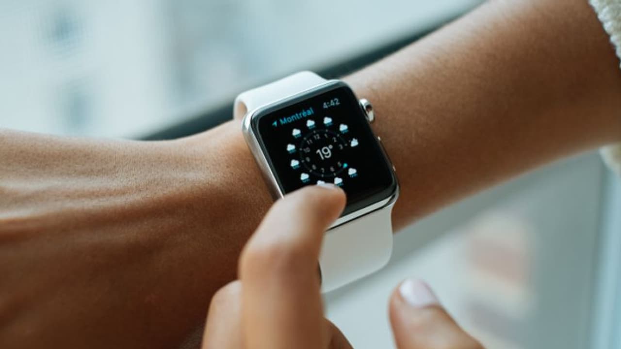 സ്മാര്ട്ട്വാച്ച് ധരിച്ചാല് മതി, പുകവലിയോട് ഗുഡ്ബൈ പറയാം; പ്രതീക്ഷയായി പുതിയ കണ്ടെത്തല് സ്മാര്ട്ട്വാച്ച് ധരിച്ചാല് മതി, പുകവലിയോട് ഗുഡ്ബൈ പറയാം; പ്രതീക്ഷയായി പുതിയ കണ്ടെത്തല്