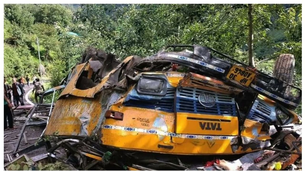 ഹിമാചലിലെ കുളുവില്‍ സ്കൂള്‍ ബസ് കൊക്കയിലേക്ക് മറിഞ്ഞു: 11 മരണം