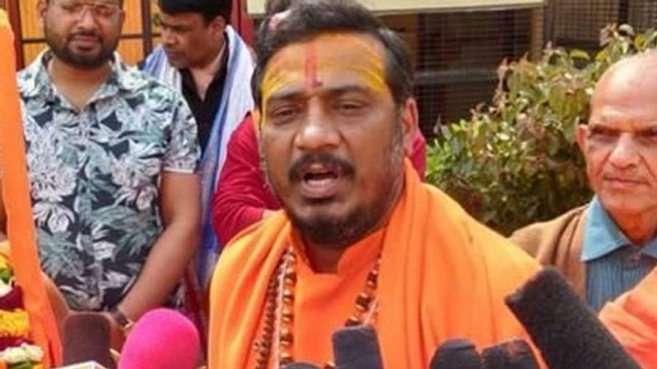 'मैं अलकायदा से हूं, नुपुर शर्मा का समर्थन छोड़ दो', वृंदावन के महंत को फोन पर अज्ञात युवक ने दी धमकी 'मैं अलकायदा से हूं, नुपुर शर्मा का समर्थन छोड़ दो', वृंदावन के महंत को फोन पर अज्ञात युवक ने दी धमकी