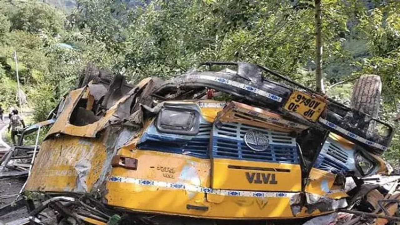 ഹിമാചലിലെ ബസ് അപകടം, വാഹനത്തിലുണ്ടായിരുന്നത് 40 ഓളം വിദ്യാർത്ഥികൾ, 16 മരണം