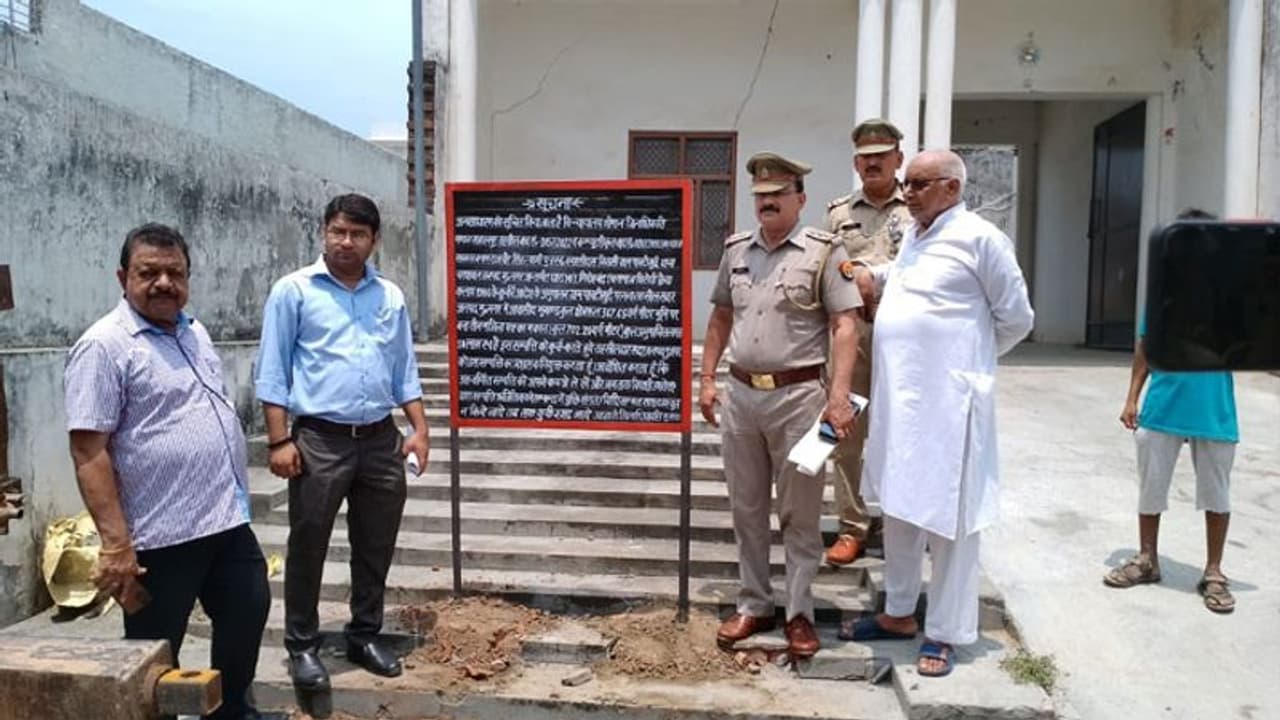 पूर्व प्रधान ने ढोल बजवाकर दलितों को 50 जूते मारने का किया था ऐलान, पुलिस ने 50 लाख की संपत्ति की कुर्क पूर्व प्रधान ने ढोल बजवाकर दलितों को 50 जूते मारने का किया था ऐलान, पुलिस ने 50 लाख की संपत्ति की कुर्क