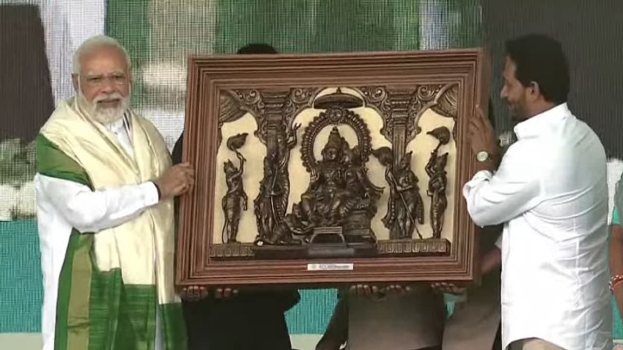 PM Modi Bhimavaram Visit: భీమవరంకు చేరుకున్న మోదీ.. సభకు భారీగా తరలివచ్చిన జనం.. PM Modi Bhimavaram Visit: భీమవరంకు చేరుకున్న మోదీ.. సభకు భారీగా తరలివచ్చిన జనం..