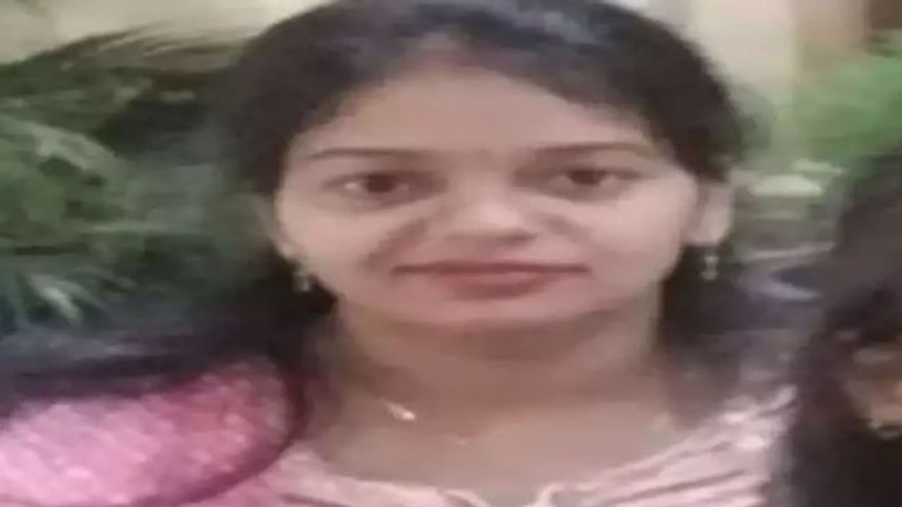 शादीशुदा महिला से प्रेम संबंध खत्म करना चाहता था 17 वर्षीय लड़का, घर में घुसकर की हत्या, पुलिस ने किया खुलासा शादीशुदा महिला से प्रेम संबंध खत्म करना चाहता था 17 वर्षीय लड़का, घर में घुसकर की हत्या, पुलिस ने किया खुलासा