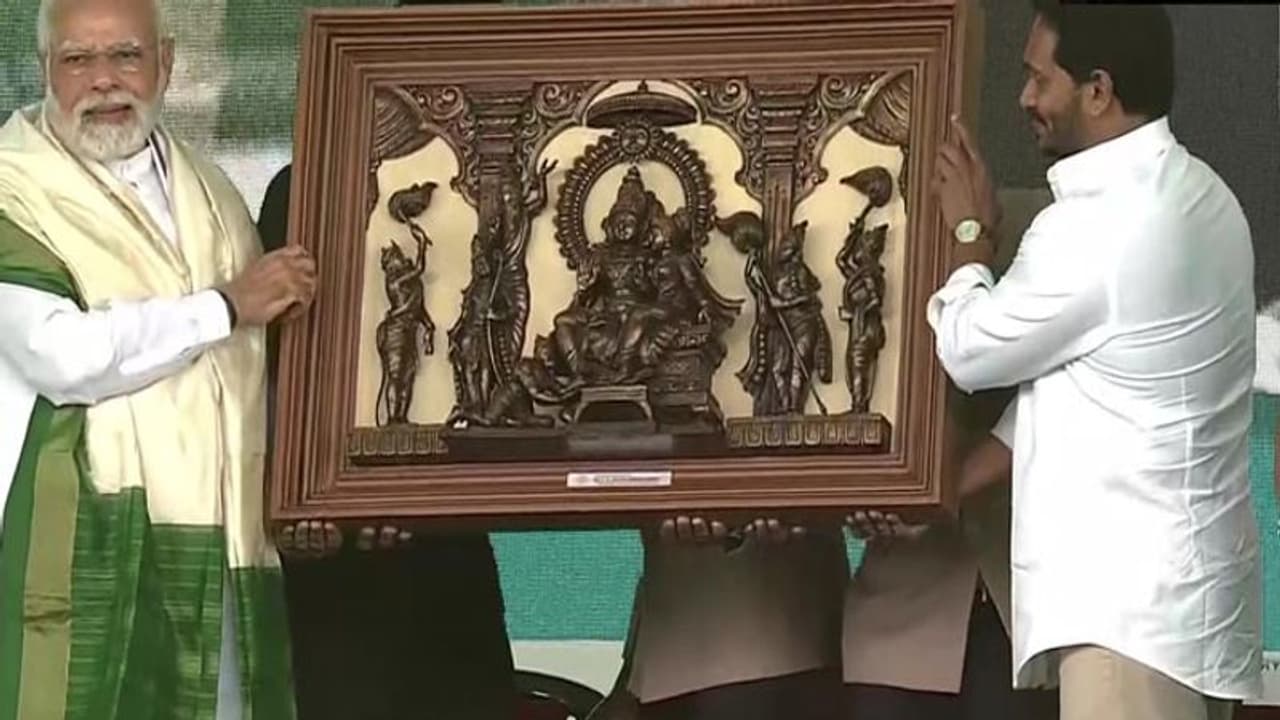 अल्लूरी सीताराम की 125वीं जयंती पर बोले PM मोदी आज देशवासी चुनौतियों से कह रहे हैं दम है तो रोक लो हमें