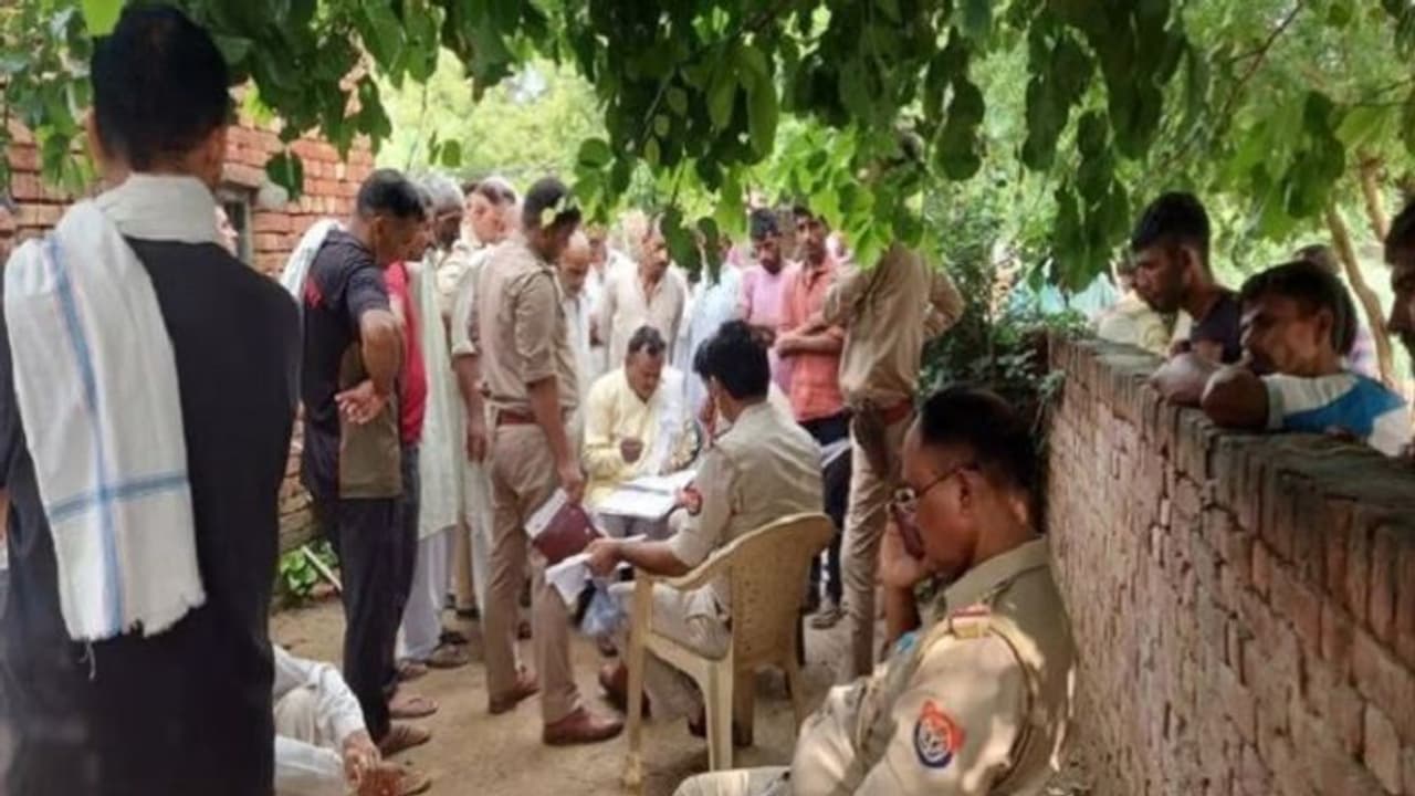 देर रात घर में सो रहे किसान की गला काटकर हुई हत्या, पड़ोसी ने परिजनों को दी जानकारी, जांच में जुटी पुलिस देर रात घर में सो रहे किसान की गला काटकर हुई हत्या, पड़ोसी ने परिजनों को दी जानकारी, जांच में जुटी पुलिस