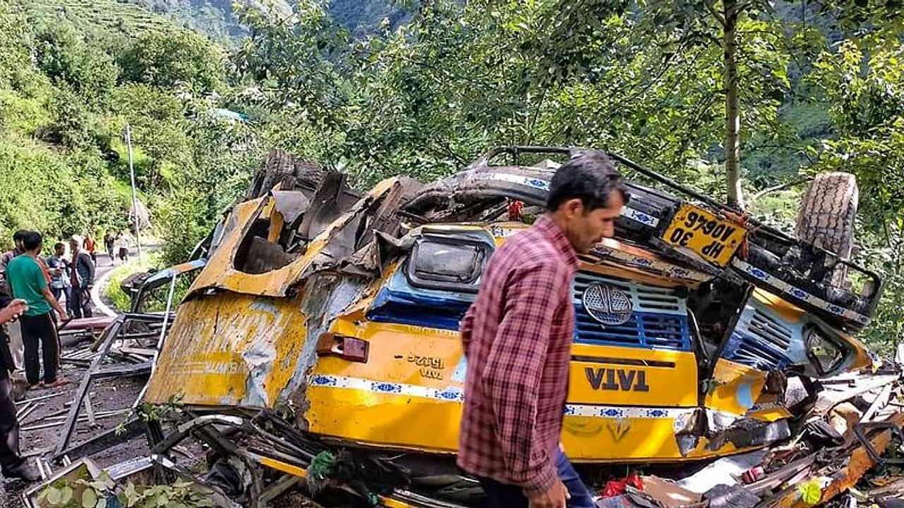 ಕಂದಕಕ್ಕೆ ಉರುಳಿದ ಬಸ್ 9 ಶಾಲಾ ಮಕ್ಕಳು ಸೇರಿ 16 ಸಾವು!