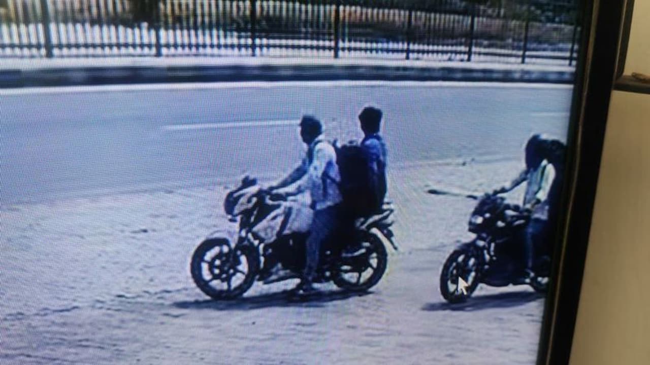 బ్యాంకు చోరీ చేసిన బిహార్ ముఠా.. రూ. 5 కోట్ల విలువ చేసే బంగారం లూటీ: పోలీసులు బ్యాంకు చోరీ చేసిన బిహార్ ముఠా.. రూ. 5 కోట్ల విలువ చేసే బంగారం లూటీ: పోలీసులు