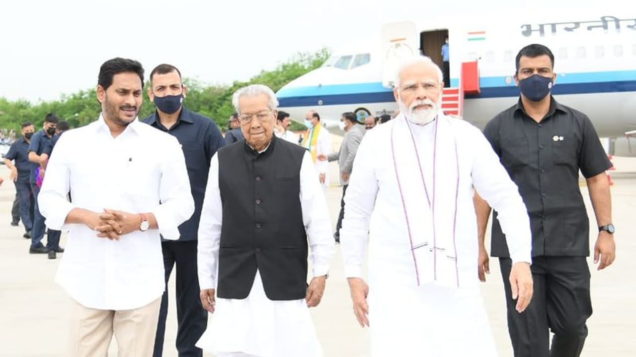 ಪ್ರಧಾನಿ ಭದ್ರತೆಯಲ್ಲಿ ಅತೀ ದೊಡ್ಡ ಲೋಪ, ಹೆಲಿಕಾಪ್ಟರ್ ಬಳಿ ಹಾರಿ ಬಂದ ಪ್ರತಿಭಟನಾಕಾರರ ಬಲೂನ್!