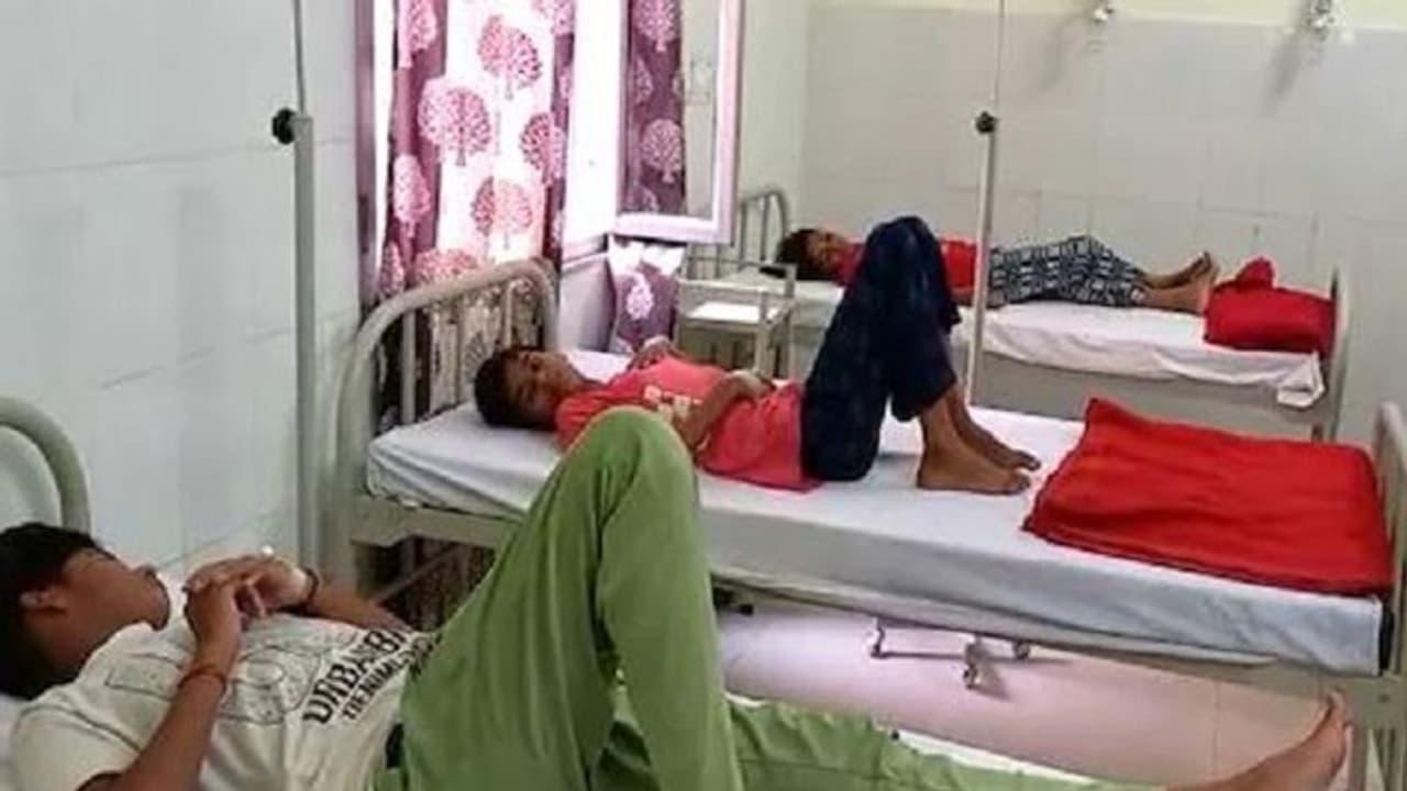 गर्ल्स हॉस्टल में खाना खाने के बाद अचानक 15 लड़कियों की तबीयत हुई खराब, स्कूल प्रबंधन ने दिखाई लापरवाही गर्ल्स हॉस्टल में खाना खाने के बाद अचानक 15 लड़कियों की तबीयत हुई खराब, स्कूल प्रबंधन ने दिखाई लापरवाही