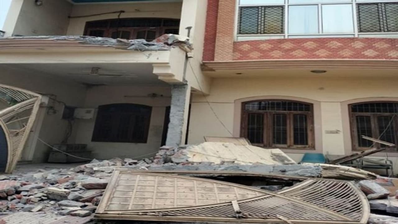 सहारनपुर: पूर्व एमएलसी हाजी इकबाल की 107 करोड़ की 125 संपत्ति कुर्क, कोठियों पर चला बुलडोजर सहारनपुर: पूर्व एमएलसी हाजी इकबाल की 107 करोड़ की 125 संपत्ति कुर्क, कोठियों पर चला बुलडोजर