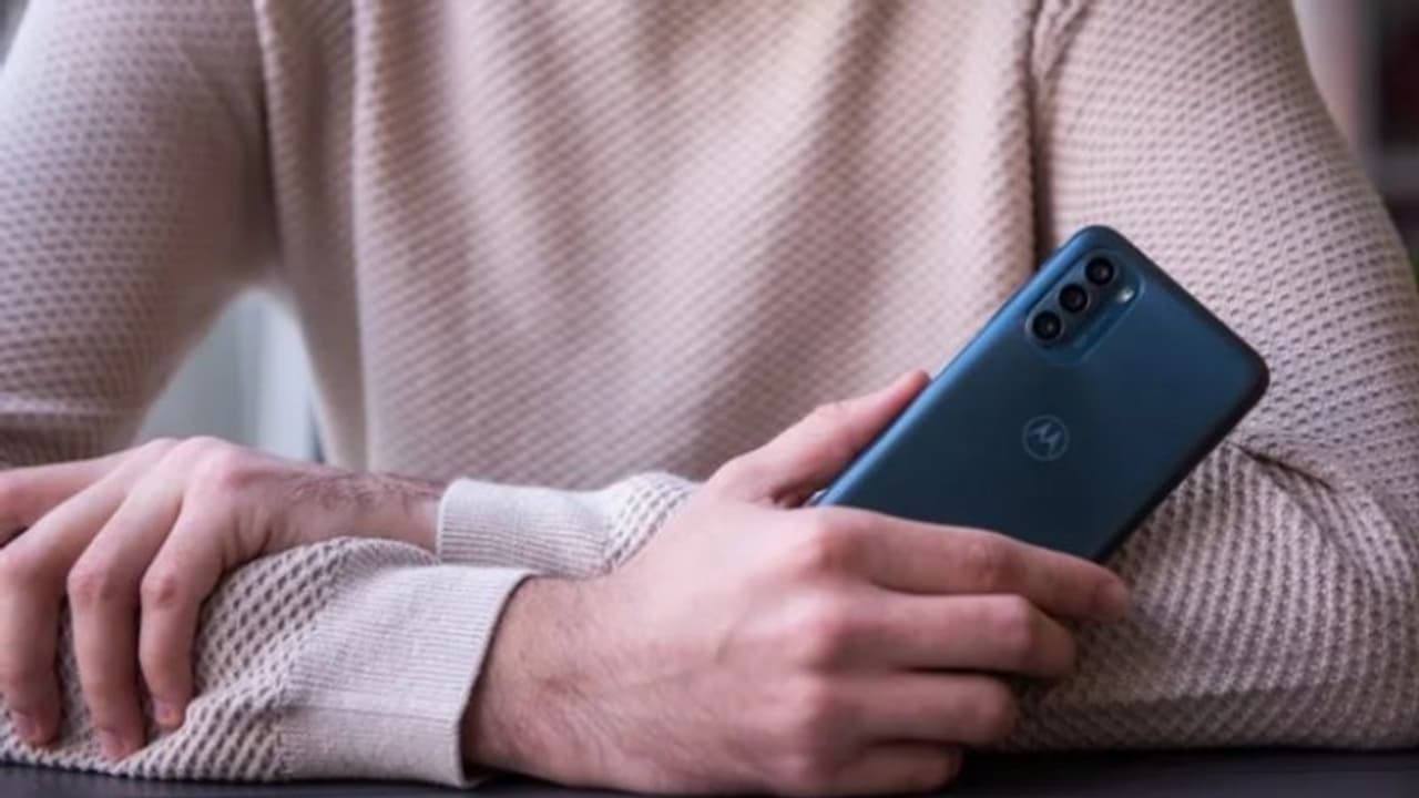 गुड न्यूज़! 15,000 रुपए से कम में Motorola ने लॉन्च किया शानदार कैमरे वाला धांसू फोन, देखें फीचर्स 