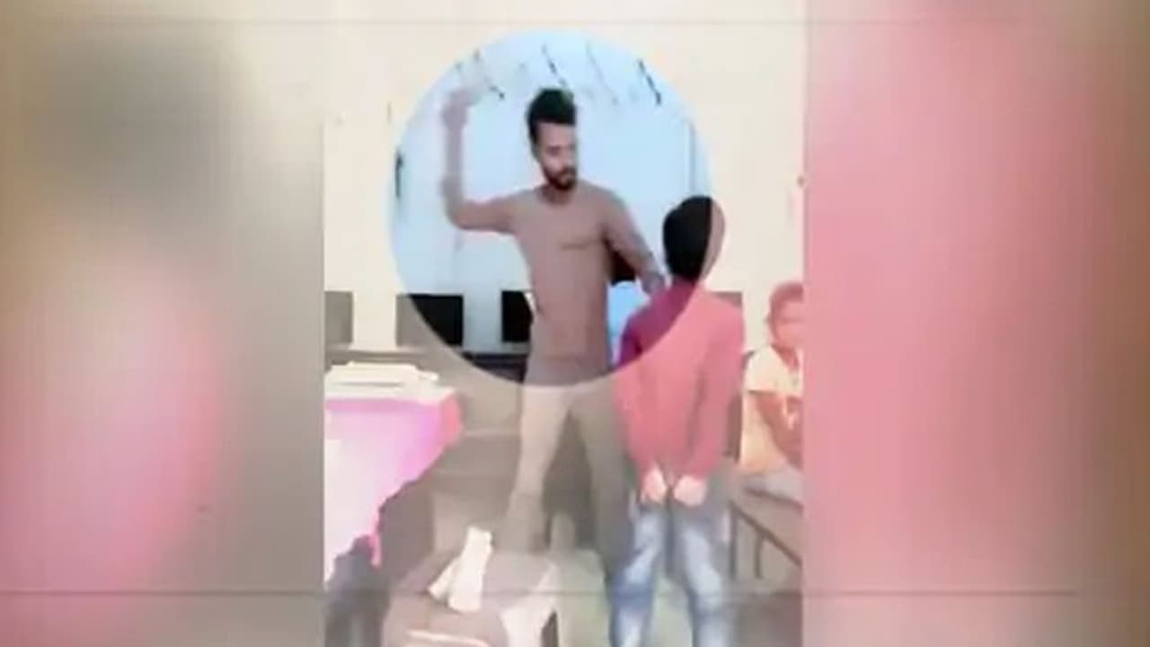 टीचर नहीं हैवान कहो! पटना में एक टीचर ने मासूम को बर्बरता से पीटा, रोंगटे खड़े कर देगा यह वीडियो टीचर नहीं हैवान कहो! पटना में एक टीचर ने मासूम को बर्बरता से पीटा, रोंगटे खड़े कर देगा यह वीडियो