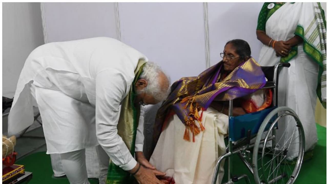 ആന്ധ്രാപ്രദേശിലെ സ്വാതന്ത്ര്യ സമര സേനാനിയുടെ മകളില് നിന്ന് അനുഗ്രഹം വാങ്ങി പ്രധാനമന്ത്രി ആന്ധ്രാപ്രദേശിലെ സ്വാതന്ത്ര്യ സമര സേനാനിയുടെ മകളില് നിന്ന് അനുഗ്രഹം വാങ്ങി പ്രധാനമന്ത്രി