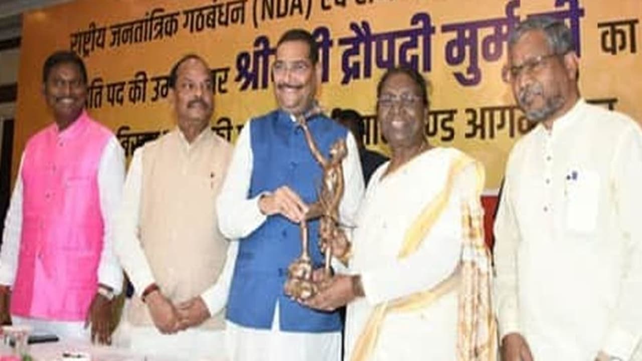 NDA राष्ट्रपति कैंडिडेट द्रौपदी मुर्मू का रांची में ग्रैंड वेलकम, पारंपरिक गीत और रीत रिवाज से हुए स्वागत NDA राष्ट्रपति कैंडिडेट द्रौपदी मुर्मू का रांची में ग्रैंड वेलकम, पारंपरिक गीत और रीत रिवाज से हुए स्वागत