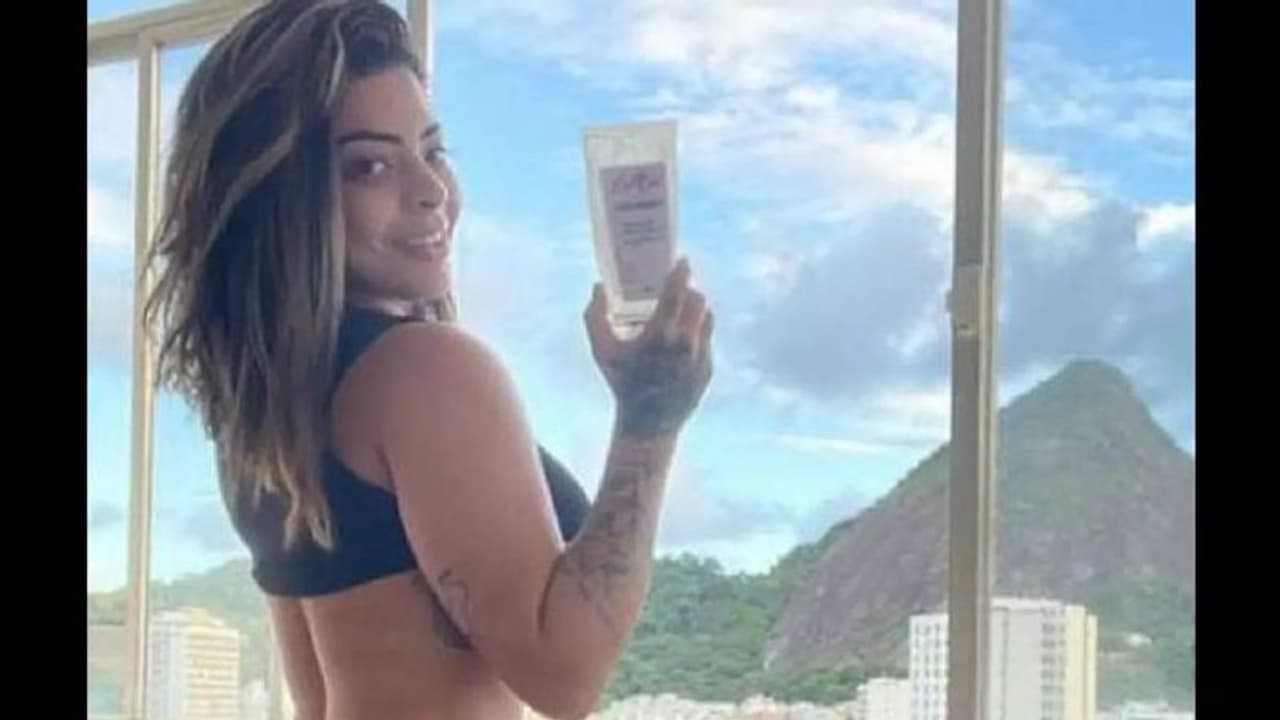 74 ലക്ഷം രൂപയ്ക്ക് നിതംബം ഇൻഷ്വർ ചെയ്‍ത് മോഡൽ!