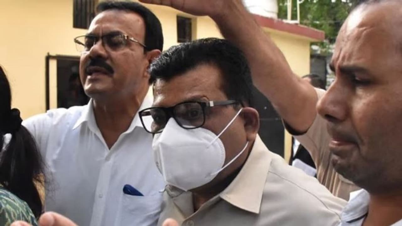 पूर्व IAS रामविलास यादव को विजिलेंस स्पेशल कोर्ट ने रिमांड के लिए दी मंजूरी, सवालों के नहीं दिए थे जवाब पूर्व IAS रामविलास यादव को विजिलेंस स्पेशल कोर्ट ने रिमांड के लिए दी मंजूरी, सवालों के नहीं दिए थे जवाब