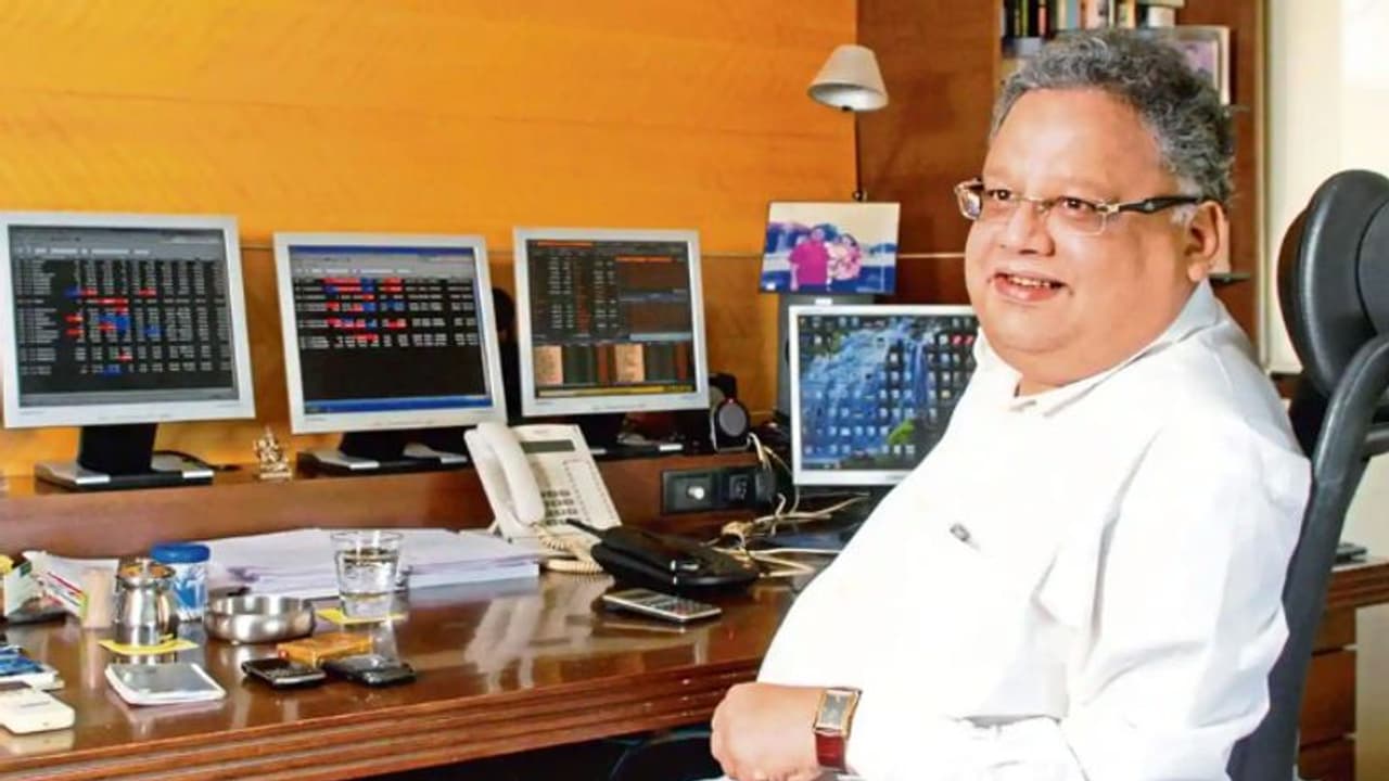 जानिए कितने पढ़े लिखे थे राकेश झुनझुनवाला, सामान्य स्कूल से निकलकर शेयर मार्केट किंग बनने की ऐसी है कहानी जानिए कितने पढ़े लिखे थे राकेश झुनझुनवाला, सामान्य स्कूल से निकलकर शेयर मार्केट किंग बनने की ऐसी है कहानी