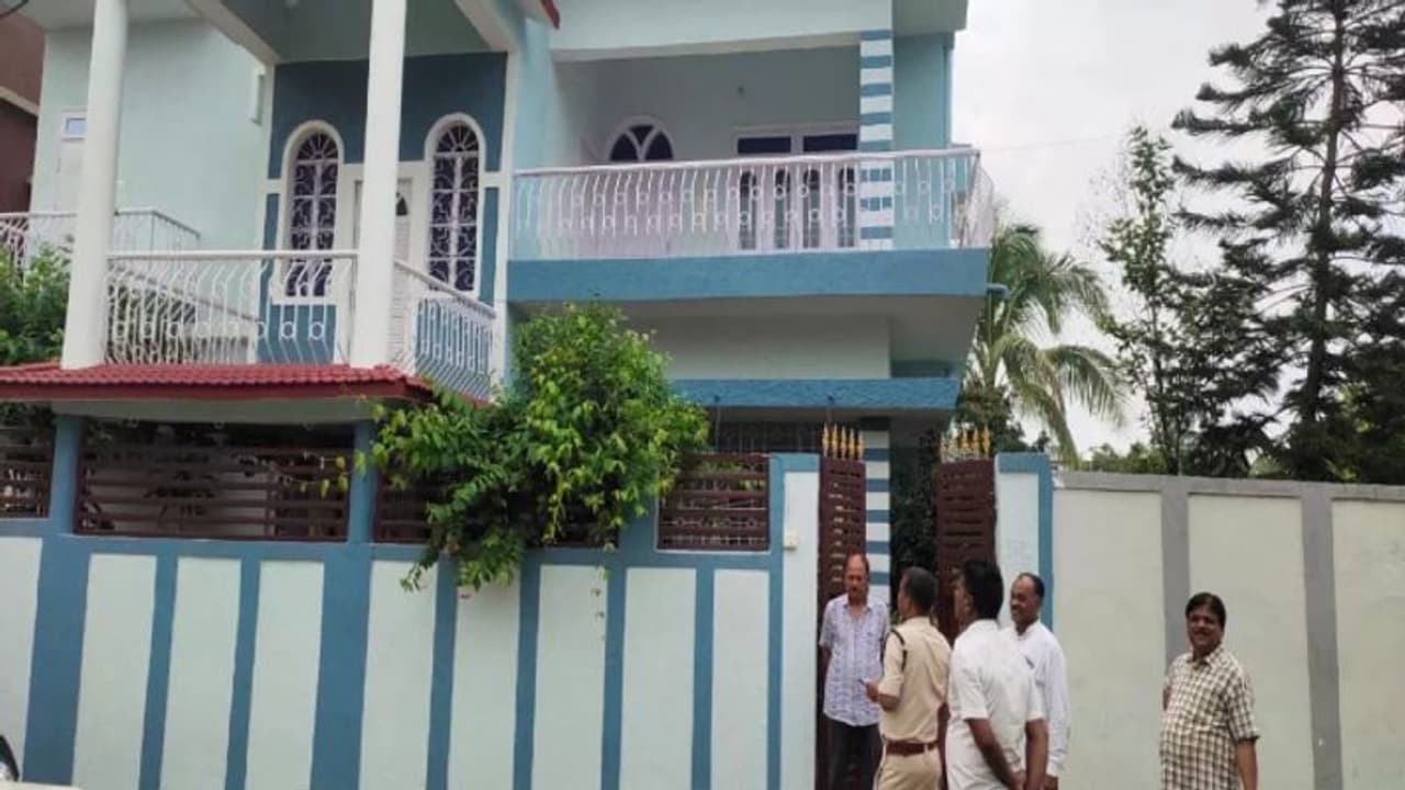 रिटायर्ड प्रोफेसर के घर 8 अपराधियों ने की डकैती, करीब 45 मिनट तक परिवार को बनाए रखा बंधक रिटायर्ड प्रोफेसर के घर 8 अपराधियों ने की डकैती, करीब 45 मिनट तक परिवार को बनाए रखा बंधक