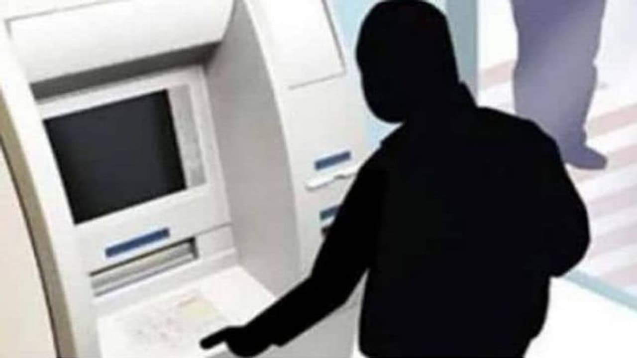 എടിഎം പിഴുതെടുത്ത് കൊണ്ടുപോയി; തല്ലിപ്പൊളിച്ച് 27 ലക്ഷം രൂപ തട്ടിയെടുത്ത് ഉപേക്ഷിച്ചു എടിഎം പിഴുതെടുത്ത് കൊണ്ടുപോയി; തല്ലിപ്പൊളിച്ച് 27 ലക്ഷം രൂപ തട്ടിയെടുത്ത് ഉപേക്ഷിച്ചു