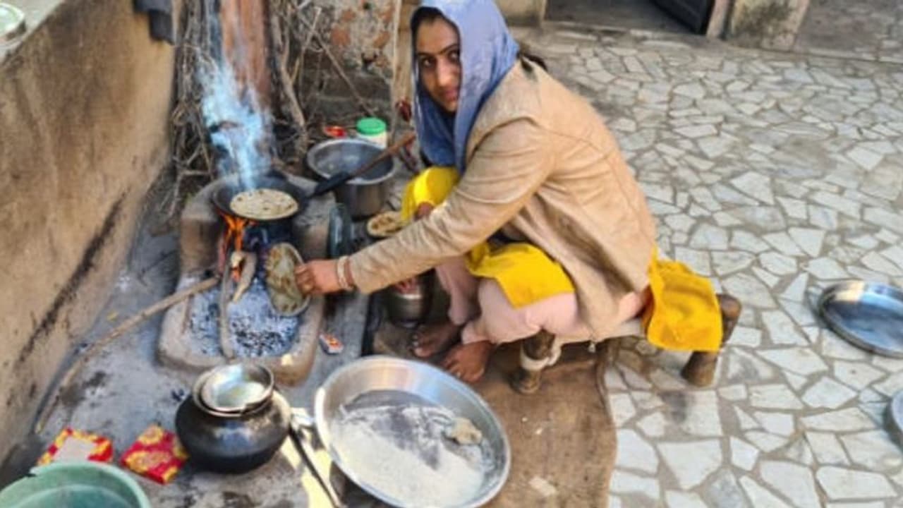 12वीं के बाद हो गई शादी, फिर पढ़ाई कर हासिल की 3 सरकारी नौकरी, गर्भ में जुड़वा बच्चे हुए तो कर गई टॉप 12वीं के बाद हो गई शादी, फिर पढ़ाई कर हासिल की 3 सरकारी नौकरी, गर्भ में जुड़वा बच्चे हुए तो कर गई टॉप