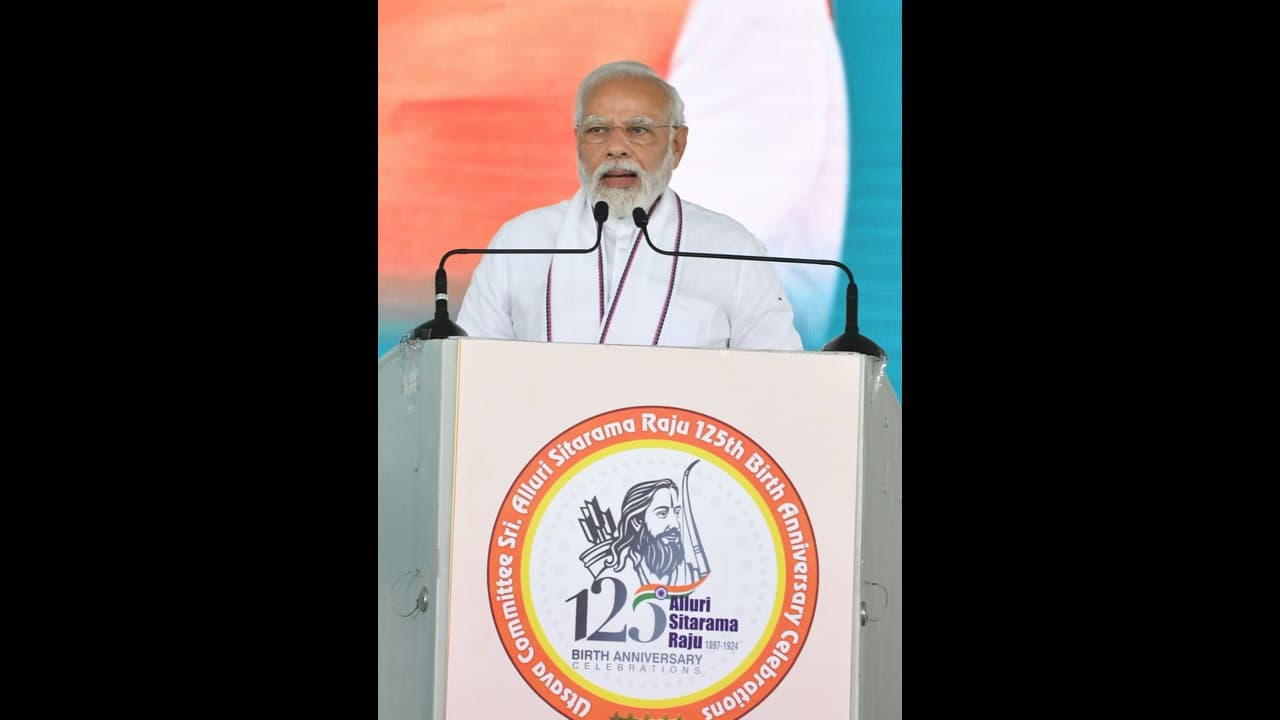 মোদীর হেলিকপ্টারের সামনে কংগ্রেসের কালো গ্যাস বেলুন, দেখুন সেই ভয়ঙ্কর ভিডিও 