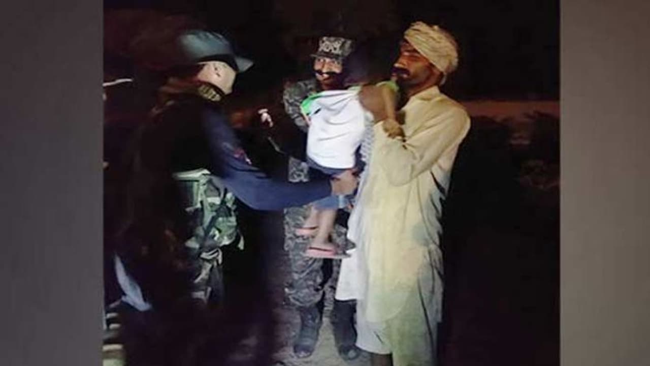 இது தான் சார் இந்தியா ... பாகிஸ்தான் ராணுவத்திற்கு மனிதநேயத்தை போதித்த BSF. இது தான் சார் இந்தியா ... பாகிஸ்தான் ராணுவத்திற்கு மனிதநேயத்தை போதித்த BSF.