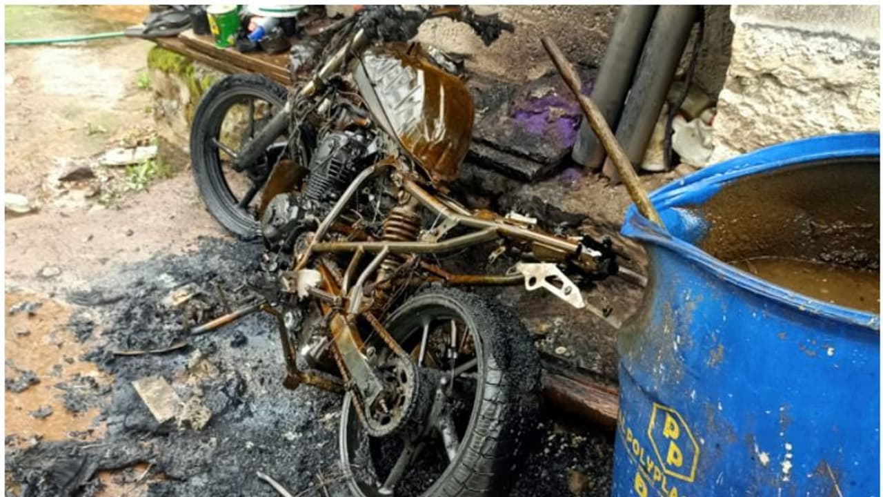 വീട്ടുമുറ്റത്തിരുന്ന യമഹ ബൈക്ക്; രാത്രി സാമൂഹ്യവിരുദ്ധര് പെട്രോള് ഒഴിച്ച് കത്തിച്ചു, പരാതിയുമായി യുവാവ് വീട്ടുമുറ്റത്തിരുന്ന യമഹ ബൈക്ക്; രാത്രി സാമൂഹ്യവിരുദ്ധര് പെട്രോള് ഒഴിച്ച് കത്തിച്ചു, പരാതിയുമായി യുവാവ്